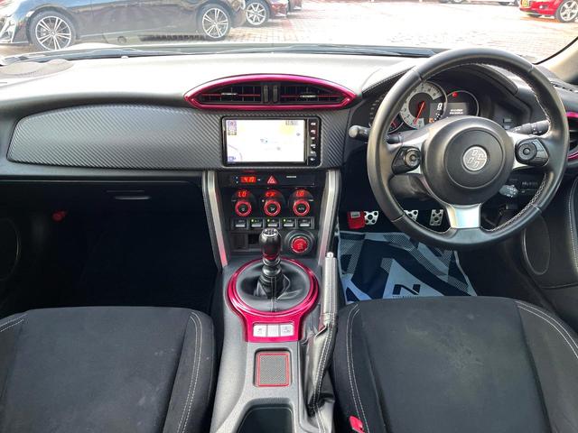８６ ＧＴ　後期　６ＭＴ　モデリスタエアロ（Ｆ／Ｓ／Ｒ／リアスポ）　禁煙車　クルコン　バックカメラ　ＬＥＤヘッド　革巻きステアリング　オートエアコン　１８インチＡＷ　アルミペダル　スマートキー　ＥＴＣ（2枚目）