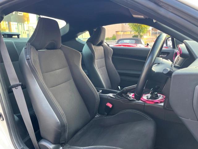 ８６ ＧＴ　後期　６ＭＴ　モデリスタエアロ（Ｆ／Ｓ／Ｒ／リアスポ）　禁煙車　クルコン　バックカメラ　ＬＥＤヘッド　革巻きステアリング　オートエアコン　１８インチＡＷ　アルミペダル　スマートキー　ＥＴＣ（8枚目）