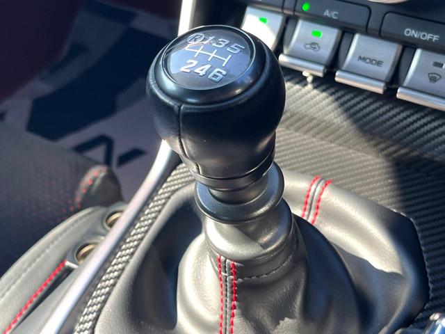 GR86 RZ 禁煙車 6MT GRトランクスポイラー シートヒーター 純正18インチAW BSM クルコン ハーフレザー LEDヘッド 革巻きステアリング オートエアコン スマートキー アルミペダル ETC(3枚目)