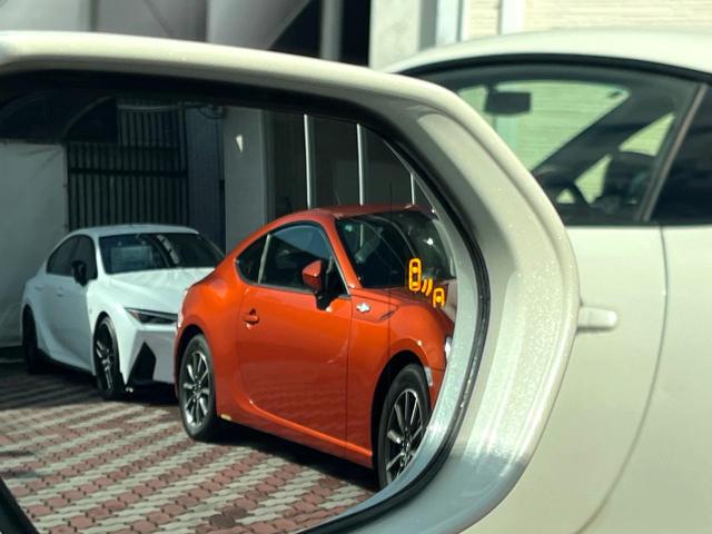 クラウンハイブリッド ＲＳアドバンス　ＴＲＤエアロ（Ｆ／Ｒ）　パノラミックビュー　駐車支援　禁煙車　ＢＳＭ　ＲＣＴＡ　カラーＨＵＤ　ハーフレザー　シートヒーター　シートメモリ　３眼ＬＥＤヘッド　純正１８インチＡＷ　メーカーナビ　ＥＴＣ（7枚目）