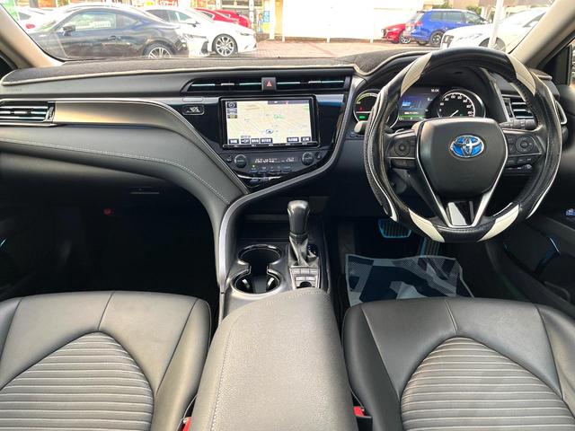 カムリ ＷＳ　ＴＲＤエアロ（Ｆ／Ｓ／Ｒ／リアスポ／フロントバンパーガーニッシュ＆ドレスアップマフラー）　ツートンカラー　パノラマムーンルーフ　ＯＰ１８インチＡＷ　禁煙車　純正ＳＤナビ　バックカメラ　ＥＴＣ（2枚目）