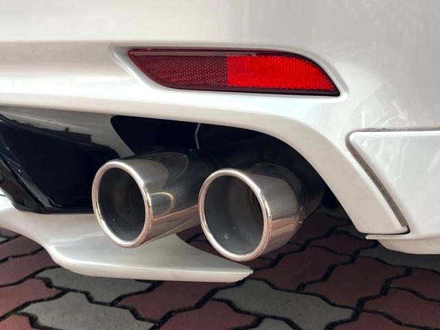 カムリ ＷＳ　ＴＲＤエアロ（Ｆ／Ｓ／Ｒ／リアスポ／フロントバンパーガーニッシュ＆ドレスアップマフラー）　ツートンカラー　パノラマムーンルーフ　ＯＰ１８インチＡＷ　禁煙車　純正ＳＤナビ　バックカメラ　ＥＴＣ（4枚目）