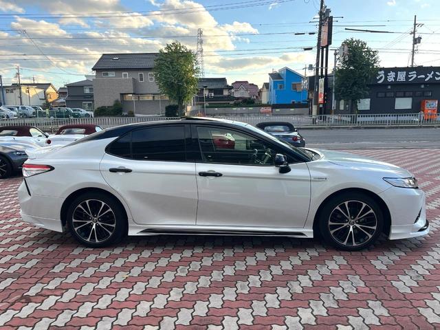 カムリ ＷＳ　ＴＲＤエアロ（Ｆ／Ｓ／Ｒ／リアスポ／フロントバンパーガーニッシュ＆ドレスアップマフラー）　ツートンカラー　パノラマムーンルーフ　ＯＰ１８インチＡＷ　禁煙車　純正ＳＤナビ　バックカメラ　ＥＴＣ（21枚目）