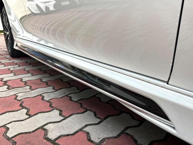 カムリ ＷＳ　ＴＲＤエアロ（Ｆ／Ｓ／Ｒ／リアスポ／フロントバンパーガーニッシュ＆ドレスアップマフラー）　ツートンカラー　パノラマムーンルーフ　ＯＰ１８インチＡＷ　禁煙車　純正ＳＤナビ　バックカメラ　ＥＴＣ（33枚目）