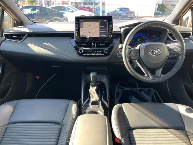 カローラ ハイブリッド　ダブルバイビー　禁煙車　ブラインドスポットモニター　純正ナビ　セーフティセンス　オートマチックハイビーム　ＬＥＤヘッドライト　純正１７インチアルミホイール　グレーメタリックミラー／リアスポイラー　後席アームレスト（2枚目）