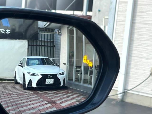 カローラ ハイブリッド　ダブルバイビー　禁煙車　ブラインドスポットモニター　純正ナビ　セーフティセンス　オートマチックハイビーム　ＬＥＤヘッドライト　純正１７インチアルミホイール　グレーメタリックミラー／リアスポイラー　後席アームレスト（3枚目）