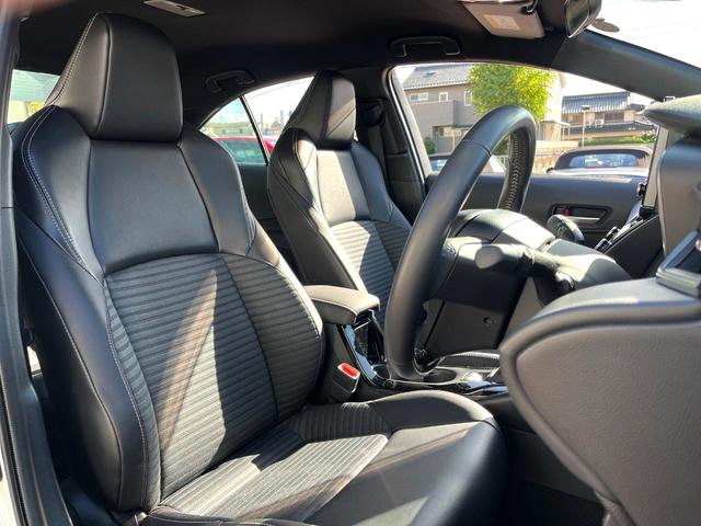 カローラ ハイブリッド　ダブルバイビー　禁煙車　ブラインドスポットモニター　純正ナビ　セーフティセンス　オートマチックハイビーム　ＬＥＤヘッドライト　純正１７インチアルミホイール　グレーメタリックミラー／リアスポイラー　後席アームレスト（7枚目）