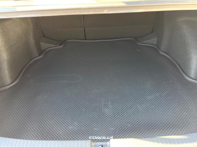 カローラ ハイブリッド　ダブルバイビー　禁煙車　ブラインドスポットモニター　純正ナビ　セーフティセンス　オートマチックハイビーム　ＬＥＤヘッドライト　純正１７インチアルミホイール　グレーメタリックミラー／リアスポイラー　後席アームレスト（9枚目）