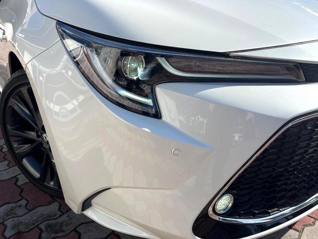 カローラ ハイブリッド　ダブルバイビー　禁煙車　ブラインドスポットモニター　純正ナビ　セーフティセンス　オートマチックハイビーム　ＬＥＤヘッドライト　純正１７インチアルミホイール　グレーメタリックミラー／リアスポイラー　後席アームレスト（11枚目）
