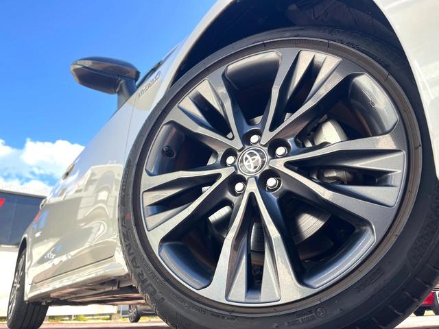 カローラ ハイブリッド　ダブルバイビー　禁煙車　ブラインドスポットモニター　純正ナビ　セーフティセンス　オートマチックハイビーム　ＬＥＤヘッドライト　純正１７インチアルミホイール　グレーメタリックミラー／リアスポイラー　後席アームレスト（12枚目）