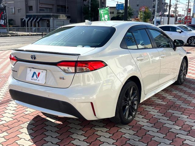 カローラ ハイブリッド　ダブルバイビー　禁煙車　ブラインドスポットモニター　純正ナビ　セーフティセンス　オートマチックハイビーム　ＬＥＤヘッドライト　純正１７インチアルミホイール　グレーメタリックミラー／リアスポイラー　後席アームレスト（16枚目）