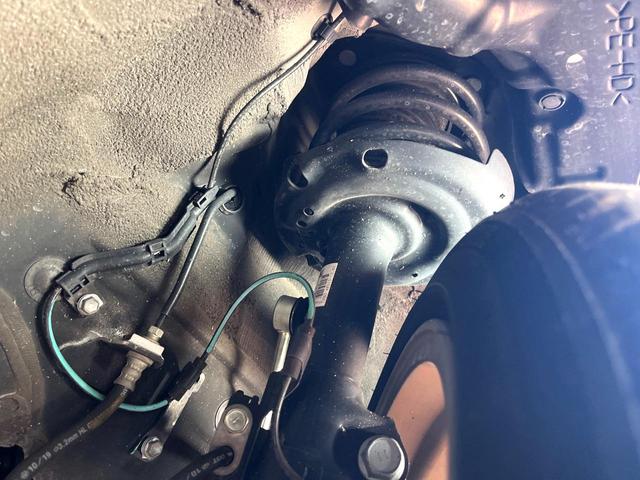 カローラ ハイブリッド　ダブルバイビー　禁煙車　ブラインドスポットモニター　純正ナビ　セーフティセンス　オートマチックハイビーム　ＬＥＤヘッドライト　純正１７インチアルミホイール　グレーメタリックミラー／リアスポイラー　後席アームレスト（19枚目）