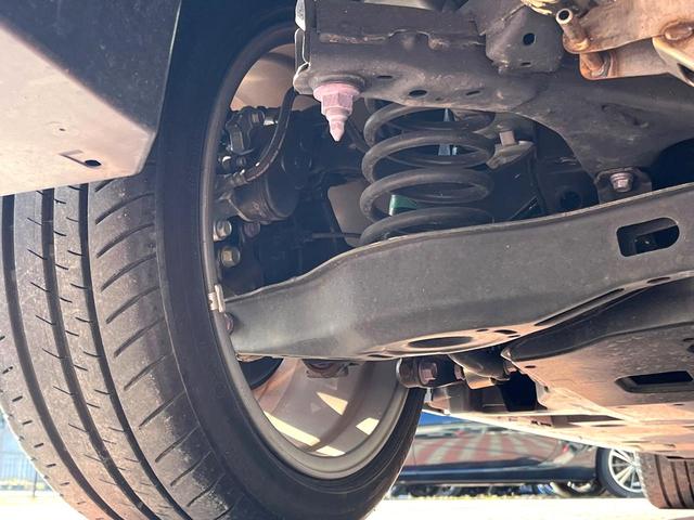 カローラ ハイブリッド　ダブルバイビー　禁煙車　ブラインドスポットモニター　純正ナビ　セーフティセンス　オートマチックハイビーム　ＬＥＤヘッドライト　純正１７インチアルミホイール　グレーメタリックミラー／リアスポイラー　後席アームレスト（20枚目）