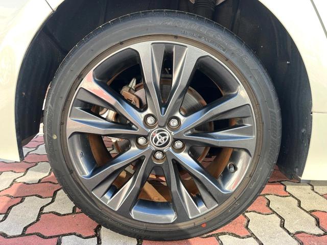 カローラ ハイブリッド　ダブルバイビー　禁煙車　ブラインドスポットモニター　純正ナビ　セーフティセンス　オートマチックハイビーム　ＬＥＤヘッドライト　純正１７インチアルミホイール　グレーメタリックミラー／リアスポイラー　後席アームレスト（27枚目）