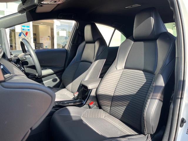 カローラ ハイブリッド　ダブルバイビー　禁煙車　ブラインドスポットモニター　純正ナビ　セーフティセンス　オートマチックハイビーム　ＬＥＤヘッドライト　純正１７インチアルミホイール　グレーメタリックミラー／リアスポイラー　後席アームレスト（32枚目）