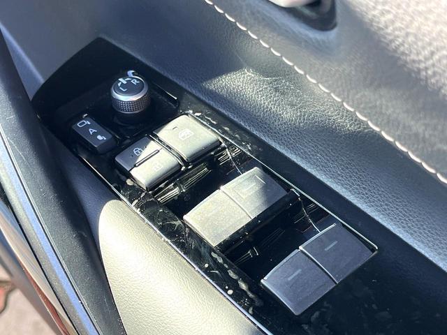 カローラ ハイブリッド　ダブルバイビー　禁煙車　ブラインドスポットモニター　純正ナビ　セーフティセンス　オートマチックハイビーム　ＬＥＤヘッドライト　純正１７インチアルミホイール　グレーメタリックミラー／リアスポイラー　後席アームレスト（34枚目）