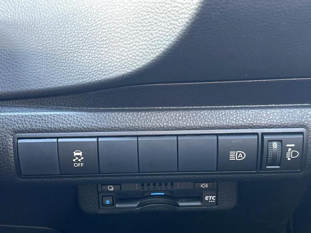 カローラ ハイブリッド　ダブルバイビー　禁煙車　ブラインドスポットモニター　純正ナビ　セーフティセンス　オートマチックハイビーム　ＬＥＤヘッドライト　純正１７インチアルミホイール　グレーメタリックミラー／リアスポイラー　後席アームレスト（41枚目）