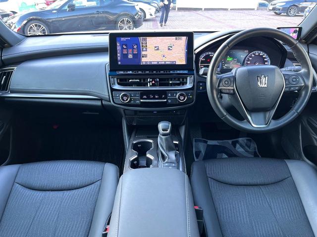 クラウンハイブリッド ＲＳ　後期　１オーナー　禁煙車　ＢＳＭ　ＲＣＴＡ　３眼ＬＥＤヘッド　１２．３インチメーカーナビ　バックカメラ　スーパーライブ　ハーフレザー　シートヒーター　革巻きステアリング　ステアリングヒーター　ＥＴＣ（2枚目）