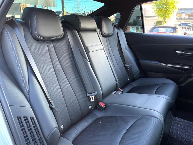 クラウンハイブリッド ＲＳ　後期　１オーナー　禁煙車　ＢＳＭ　ＲＣＴＡ　３眼ＬＥＤヘッド　１２．３インチメーカーナビ　バックカメラ　スーパーライブ　ハーフレザー　シートヒーター　革巻きステアリング　ステアリングヒーター　ＥＴＣ（9枚目）