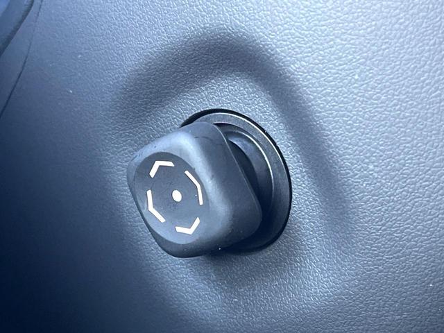 クラウンハイブリッド ＲＳ　後期　１オーナー　禁煙車　ＢＳＭ　ＲＣＴＡ　３眼ＬＥＤヘッド　１２．３インチメーカーナビ　バックカメラ　スーパーライブ　ハーフレザー　シートヒーター　革巻きステアリング　ステアリングヒーター　ＥＴＣ（45枚目）