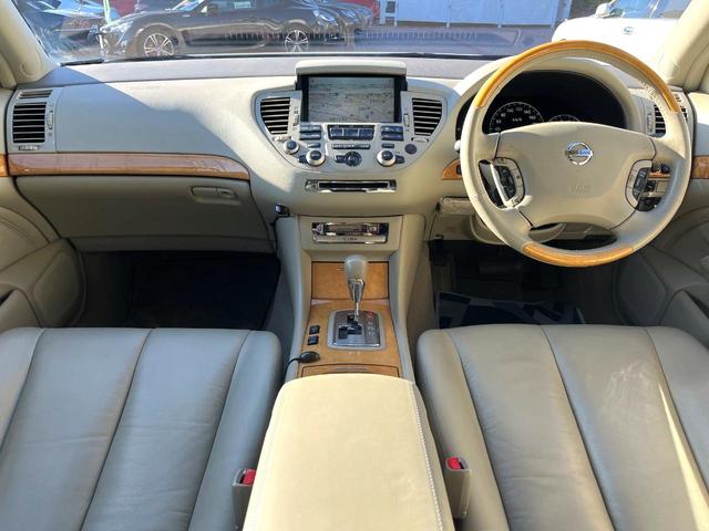 シーマ ４５０ＸＶ　シートヒーター　白革　クルコン　バックカメラ　ＨＩＤヘッド　オートライト　１７インチＡＷ　メモリー付きパワーシート　ウッドコンビステアリング　オートエアコン　オートワイパー　ＥＴＣ（2枚目）