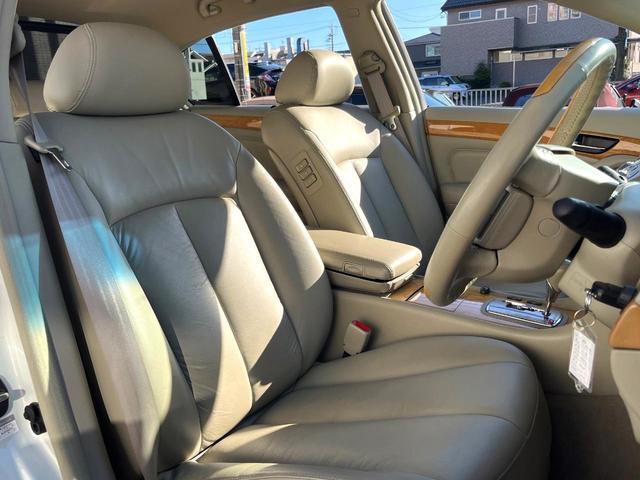 シーマ ４５０ＸＶ　シートヒーター　白革　クルコン　バックカメラ　ＨＩＤヘッド　オートライト　１７インチＡＷ　メモリー付きパワーシート　ウッドコンビステアリング　オートエアコン　オートワイパー　ＥＴＣ（8枚目）