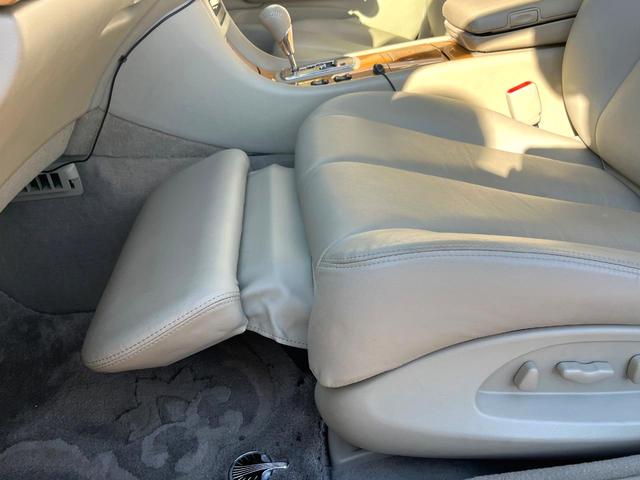 シーマ ４５０ＸＶ　シートヒーター　白革　クルコン　バックカメラ　ＨＩＤヘッド　オートライト　１７インチＡＷ　メモリー付きパワーシート　ウッドコンビステアリング　オートエアコン　オートワイパー　ＥＴＣ（33枚目）