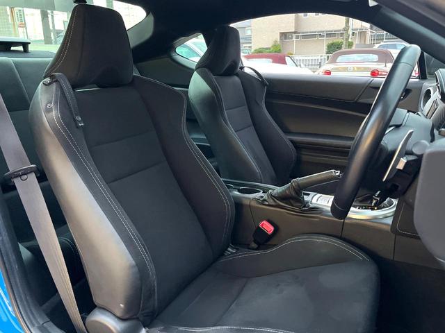 ８６ ＧＴ　後期　禁煙車　クルコン　パドルシフト　純正１７インチＡＷ　ＬＥＤヘッド　バックカメラ　革巻きステアリング　ファブリックシート　オートエアコン　スマートキー　リアフォグ　アルミペダル　オートライト（8枚目）