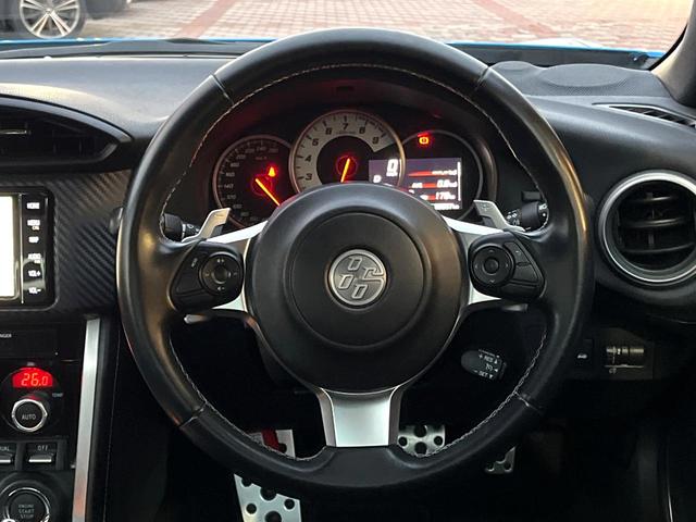 ８６ ＧＴ　後期　禁煙車　クルコン　パドルシフト　純正１７インチＡＷ　ＬＥＤヘッド　バックカメラ　革巻きステアリング　ファブリックシート　オートエアコン　スマートキー　リアフォグ　アルミペダル　オートライト（11枚目）