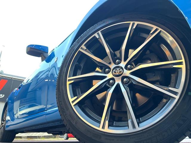 ８６ ＧＴ　後期　禁煙車　クルコン　パドルシフト　純正１７インチＡＷ　ＬＥＤヘッド　バックカメラ　革巻きステアリング　ファブリックシート　オートエアコン　スマートキー　リアフォグ　アルミペダル　オートライト（13枚目）