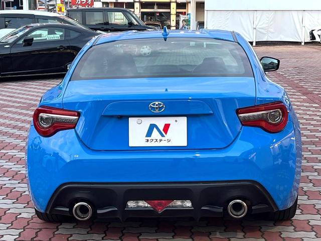 ８６ ＧＴ　後期　禁煙車　クルコン　パドルシフト　純正１７インチＡＷ　ＬＥＤヘッド　バックカメラ　革巻きステアリング　ファブリックシート　オートエアコン　スマートキー　リアフォグ　アルミペダル　オートライト（15枚目）