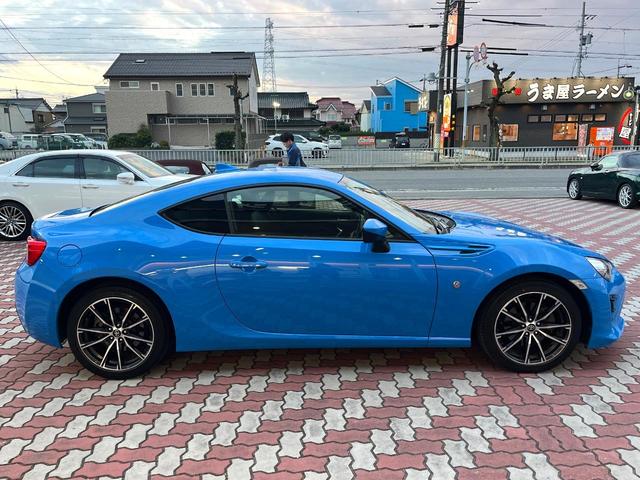 ８６ ＧＴ　後期　禁煙車　クルコン　パドルシフト　純正１７インチＡＷ　ＬＥＤヘッド　バックカメラ　革巻きステアリング　ファブリックシート　オートエアコン　スマートキー　リアフォグ　アルミペダル　オートライト（23枚目）