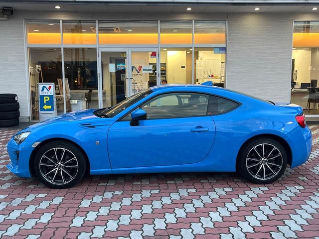 ８６ ＧＴ　後期　禁煙車　クルコン　パドルシフト　純正１７インチＡＷ　ＬＥＤヘッド　バックカメラ　革巻きステアリング　ファブリックシート　オートエアコン　スマートキー　リアフォグ　アルミペダル　オートライト（25枚目）