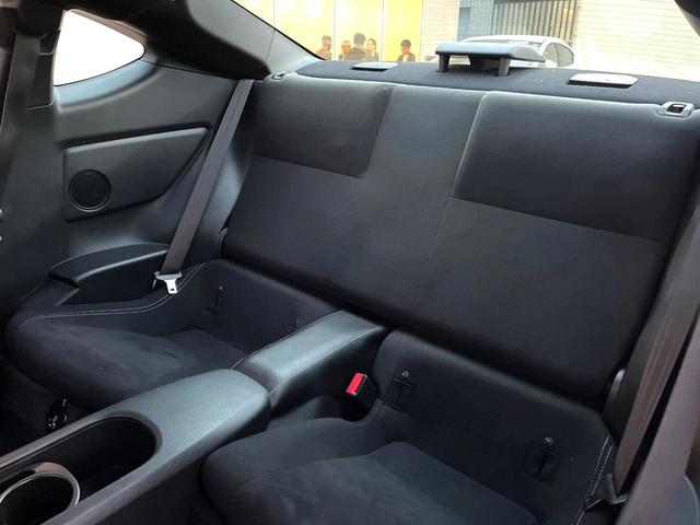 ８６ ＧＴ　後期　禁煙車　クルコン　パドルシフト　純正１７インチＡＷ　ＬＥＤヘッド　バックカメラ　革巻きステアリング　ファブリックシート　オートエアコン　スマートキー　リアフォグ　アルミペダル　オートライト（36枚目）