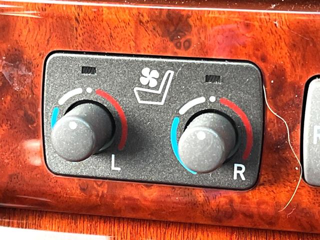 セルシオ Ｃ仕様　インテリアセレクション　後期　Ｖ８　メーカーナビ　バックカメラ　ムーンルーフ　セミアニリン革　全席パワーシート　全席シートヒーター　シートベンチレーション　ウッドコンビステアリング　純正１７インチＡＷ　ＨＩＤヘッド　クルコン（7枚目）