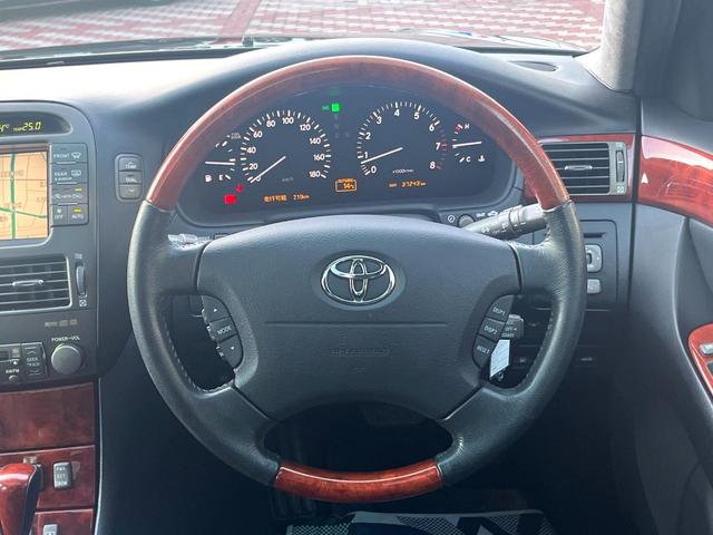 セルシオ Ｃ仕様　インテリアセレクション　後期　Ｖ８　メーカーナビ　バックカメラ　ムーンルーフ　セミアニリン革　全席パワーシート　全席シートヒーター　シートベンチレーション　ウッドコンビステアリング　純正１７インチＡＷ　ＨＩＤヘッド　クルコン（11枚目）