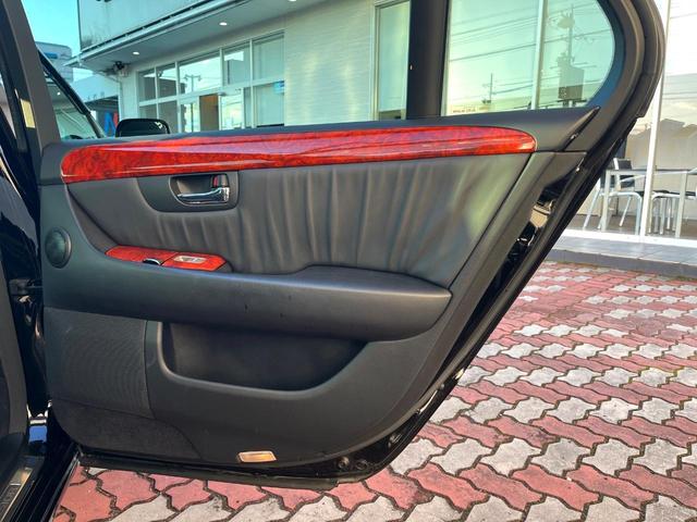 セルシオ Ｃ仕様　インテリアセレクション　後期　Ｖ８　メーカーナビ　バックカメラ　ムーンルーフ　セミアニリン革　全席パワーシート　全席シートヒーター　シートベンチレーション　ウッドコンビステアリング　純正１７インチＡＷ　ＨＩＤヘッド　クルコン（25枚目）