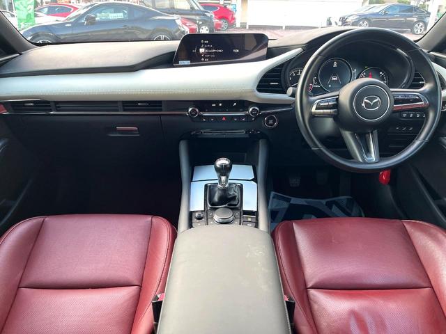 ＭＡＺＤＡ３ファストバック １５Ｓ　１００周年特別記念車　６ＭＴ　禁煙車　ＢＯＳＥサウンド　全周囲カメラ　赤革　シートヒーター　パワーシート　クルージングトラフィックサポート　アダプティブＬＥＤヘッド　革巻きステアリング　ステアリングヒーター　専用ボディ色（2枚目）
