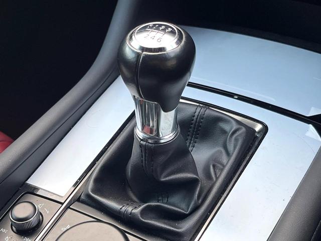 ＭＡＺＤＡ３ファストバック １５Ｓ　１００周年特別記念車　６ＭＴ　禁煙車　ＢＯＳＥサウンド　全周囲カメラ　赤革　シートヒーター　パワーシート　クルージングトラフィックサポート　アダプティブＬＥＤヘッド　革巻きステアリング　ステアリングヒーター　専用ボディ色（3枚目）