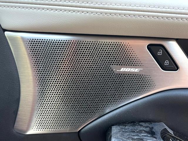 ＭＡＺＤＡ３ファストバック １５Ｓ　１００周年特別記念車　６ＭＴ　禁煙車　ＢＯＳＥサウンド　全周囲カメラ　赤革　シートヒーター　パワーシート　クルージングトラフィックサポート　アダプティブＬＥＤヘッド　革巻きステアリング　ステアリングヒーター　専用ボディ色（4枚目）