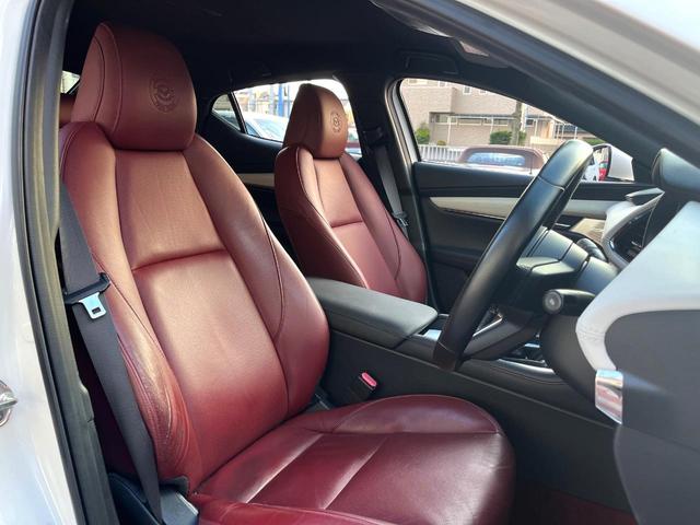 ＭＡＺＤＡ３ファストバック １５Ｓ　１００周年特別記念車　６ＭＴ　禁煙車　ＢＯＳＥサウンド　全周囲カメラ　赤革　シートヒーター　パワーシート　クルージングトラフィックサポート　アダプティブＬＥＤヘッド　革巻きステアリング　ステアリングヒーター　専用ボディ色（8枚目）