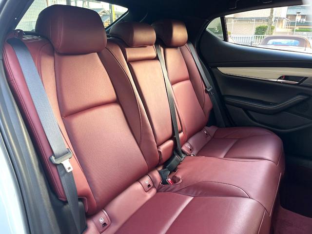 ＭＡＺＤＡ３ファストバック １５Ｓ　１００周年特別記念車　６ＭＴ　禁煙車　ＢＯＳＥサウンド　全周囲カメラ　赤革　シートヒーター　パワーシート　クルージングトラフィックサポート　アダプティブＬＥＤヘッド　革巻きステアリング　ステアリングヒーター　専用ボディ色（9枚目）