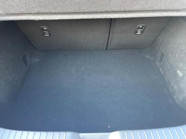 ＭＡＺＤＡ３ファストバック １５Ｓ　１００周年特別記念車　６ＭＴ　禁煙車　ＢＯＳＥサウンド　全周囲カメラ　赤革　シートヒーター　パワーシート　クルージングトラフィックサポート　アダプティブＬＥＤヘッド　革巻きステアリング　ステアリングヒーター　専用ボディ色（10枚目）