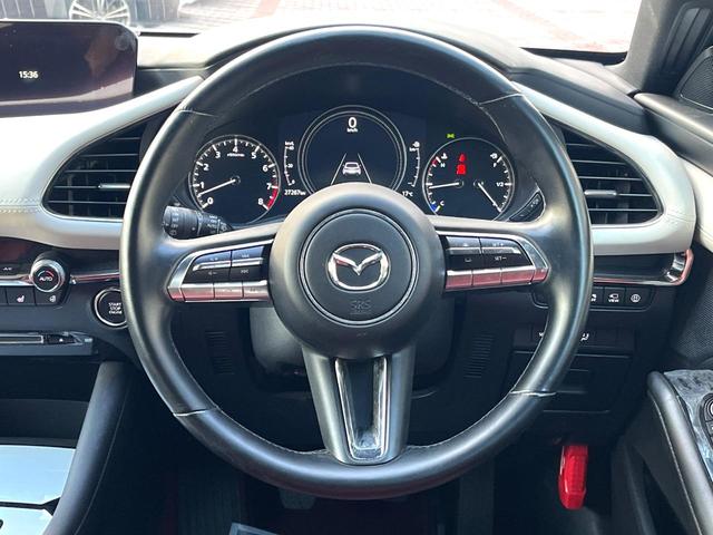 ＭＡＺＤＡ３ファストバック １５Ｓ　１００周年特別記念車　６ＭＴ　禁煙車　ＢＯＳＥサウンド　全周囲カメラ　赤革　シートヒーター　パワーシート　クルージングトラフィックサポート　アダプティブＬＥＤヘッド　革巻きステアリング　ステアリングヒーター　専用ボディ色（11枚目）