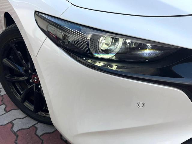 ＭＡＺＤＡ３ファストバック １５Ｓ　１００周年特別記念車　６ＭＴ　禁煙車　ＢＯＳＥサウンド　全周囲カメラ　赤革　シートヒーター　パワーシート　クルージングトラフィックサポート　アダプティブＬＥＤヘッド　革巻きステアリング　ステアリングヒーター　専用ボディ色（12枚目）