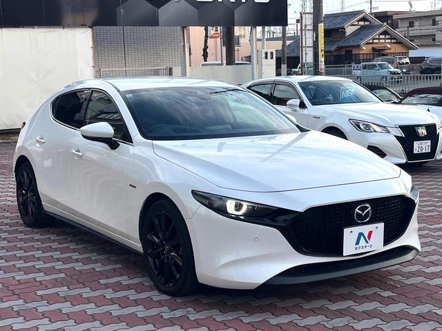 ＭＡＺＤＡ３ファストバック １５Ｓ　１００周年特別記念車　６ＭＴ　禁煙車　ＢＯＳＥサウンド　全周囲カメラ　赤革　シートヒーター　パワーシート　クルージングトラフィックサポート　アダプティブＬＥＤヘッド　革巻きステアリング　ステアリングヒーター　専用ボディ色（16枚目）