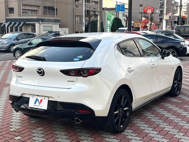 ＭＡＺＤＡ３ファストバック １５Ｓ　１００周年特別記念車　６ＭＴ　禁煙車　ＢＯＳＥサウンド　全周囲カメラ　赤革　シートヒーター　パワーシート　クルージングトラフィックサポート　アダプティブＬＥＤヘッド　革巻きステアリング　ステアリングヒーター　専用ボディ色（17枚目）