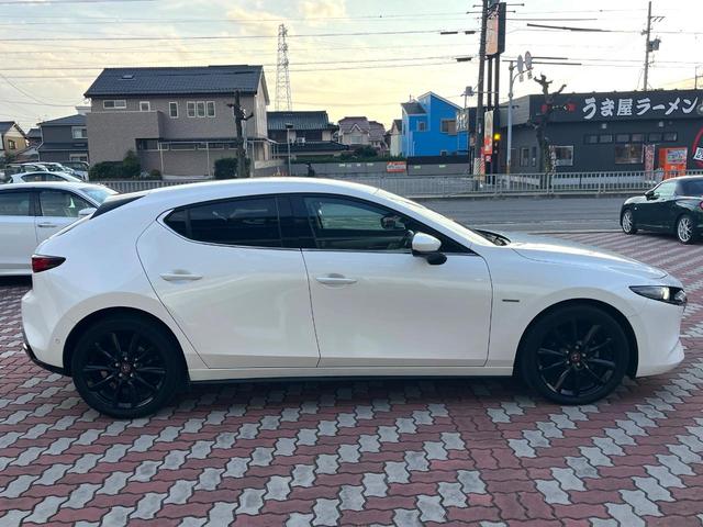 ＭＡＺＤＡ３ファストバック １５Ｓ　１００周年特別記念車　６ＭＴ　禁煙車　ＢＯＳＥサウンド　全周囲カメラ　赤革　シートヒーター　パワーシート　クルージングトラフィックサポート　アダプティブＬＥＤヘッド　革巻きステアリング　ステアリングヒーター　専用ボディ色（23枚目）