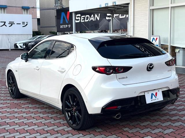 ＭＡＺＤＡ３ファストバック １５Ｓ　１００周年特別記念車　６ＭＴ　禁煙車　ＢＯＳＥサウンド　全周囲カメラ　赤革　シートヒーター　パワーシート　クルージングトラフィックサポート　アダプティブＬＥＤヘッド　革巻きステアリング　ステアリングヒーター　専用ボディ色（24枚目）