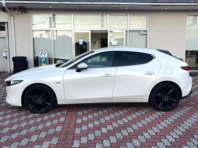 ＭＡＺＤＡ３ファストバック １５Ｓ　１００周年特別記念車　６ＭＴ　禁煙車　ＢＯＳＥサウンド　全周囲カメラ　赤革　シートヒーター　パワーシート　クルージングトラフィックサポート　アダプティブＬＥＤヘッド　革巻きステアリング　ステアリングヒーター　専用ボディ色（25枚目）
